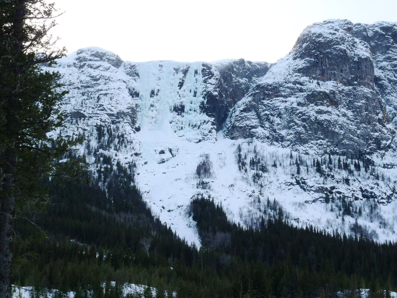 Desember og Marius Olsen ringte, gira som f…, Forhold på Hydne! Vi stikker i morra kveld! Takket som vanlig ja, vel vitende om at jeg hadde bursdag søndagen og at slekta var invitert på selskap. Olsens presang, Hydnefossen, kunne de umulig matche.